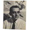 <p>Athos Bulc&atilde;o Fotografia original para a Doa&ccedil;&atilde;o dos Artistas Brasileiros em 1944 visando uma exposi&ccedil;&atilde;o de financiamento &agrave; RAF: O objetivo era expor as obras na Royal Academy of Arts e vender as pe&ccedil;as, doando todo o valor arrecadado para o fundo de benevol&ecirc;ncia da RAF durante a Segunda Guerra. Mundial. Retratando Athos Bulc&atilde;o Med 30 x 24cm. Relizada por: CARLOS - ESPECIALISADO EM FOTOGRAFIAS TECHINICAS - Ed. REX - 713 Tel: 42-8641 - R. Alvaro Alvim, 33/57 - Rio Sucesso da Exposi&ccedil;&atilde;o: A exposi&ccedil;&atilde;o passou por sete cidades brit&acirc;nicas (incluindo Londres, Manchester e Edimburgo) e vendeu 80 obras, ajudando financeiramente a aeron&aacute;utica inglesa. O Ato de Solidariedade: Em 1944, os artistas modernistas brasileiros enviaram, de navio, 168 pinturas e desenhos para Londres como presente e gesto de apoio &agrave; Inglaterra. A exposi&ccedil;&atilde;o brasileira de 1944 foi considerada uma arma diplom&aacute;tica cultural de grande impacto em plena guerra. A doa&ccedil;&atilde;o e o envolvimento de artistas durante a Segunda Guerra Mundial n&atilde;o se limitaram apenas a recursos financeiros, mas abrangeram uma intensa mobiliza&ccedil;&atilde;o cultural, art&iacute;stica e humanit&aacute;ria. O contexto foi marcado como resist&ecirc;ncia &agrave; propaganda nazista, apoio aos Aliados</p>