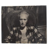 <p>&Aacute;rp&aacute;d Szenes Fotografia original para a Doa&ccedil;&atilde;o dos Artistas Brasileiros em 1944 visando uma exposi&ccedil;&atilde;o de financiamento &agrave; RAF: O objetivo era expor as obras na Royal Academy of Arts e vender as pe&ccedil;as, doando todo o valor arrecadado para o fundo de benevol&ecirc;ncia da RAF durante a Segunda Guerra. Mundial. Retratando &Aacute;rp&aacute;d Szenes Med 30 x 24cm. Relizada por: CARLOS - ESPECIALISADO EM FOTOGRAFIAS TECHINICAS - Ed. REX - 713 Tel: 42-8641 - R. Alvaro Alvim, 33/57 - Rio Sucesso da Exposi&ccedil;&atilde;o: A exposi&ccedil;&atilde;o passou por sete cidades brit&acirc;nicas (incluindo Londres, Manchester e Edimburgo) e vendeu 80 obras, ajudando financeiramente a aeron&aacute;utica inglesa. O Ato de Solidariedade: Em 1944, os artistas modernistas brasileiros enviaram, de navio, 168 pinturas e desenhos para Londres como presente e gesto de apoio &agrave; Inglaterra. A exposi&ccedil;&atilde;o brasileira de 1944 foi considerada uma arma diplom&aacute;tica cultural de grande impacto em plena guerra. A doa&ccedil;&atilde;o e o envolvimento de artistas durante a Segunda Guerra Mundial n&atilde;o se limitaram apenas a recursos financeiros, mas abrangeram uma intensa mobiliza&ccedil;&atilde;o cultural, art&iacute;stica e humanit&aacute;ria. O contexto foi marcado como resist&ecirc;ncia &agrave; propaganda nazista, apoio aos Aliados</p>