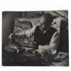 <p>Tom&aacute;s Santa Rosa Fotografia original para a Doa&ccedil;&atilde;o dos Artistas Brasileiros em 1944 visando uma exposi&ccedil;&atilde;o de financiamento &agrave; RAF: O objetivo era expor as obras na Royal Academy of Arts e vender as pe&ccedil;as, doando todo o valor arrecadado para o fundo de benevol&ecirc;ncia da RAF durante a Segunda Guerra. Mundial. Retratando Tom&aacute;s Santa Rosa Med 30 x 24cm. Relizada por: CARLOS - ESPECIALISADO EM FOTOGRAFIAS TECHINICAS - Ed. REX - 713 Tel: 42-8641 - R. Alvaro Alvim, 33/57 - Rio Sucesso da Exposi&ccedil;&atilde;o: A exposi&ccedil;&atilde;o passou por sete cidades brit&acirc;nicas (incluindo Londres, Manchester e Edimburgo) e vendeu 80 obras, ajudando financeiramente a aeron&aacute;utica inglesa. O Ato de Solidariedade: Em 1944, os artistas modernistas brasileiros enviaram, de navio, 168 pinturas e desenhos para Londres como presente e gesto de apoio &agrave; Inglaterra. A exposi&ccedil;&atilde;o brasileira de 1944 foi considerada uma arma diplom&aacute;tica cultural de grande impacto em plena guerra. A doa&ccedil;&atilde;o e o envolvimento de artistas durante a Segunda Guerra Mundial n&atilde;o se limitaram apenas a recursos financeiros, mas abrangeram uma intensa mobiliza&ccedil;&atilde;o cultural, art&iacute;stica e humanit&aacute;ria. O contexto foi marcado como resist&ecirc;ncia &agrave; propaganda nazista, apoio aos Aliados</p>