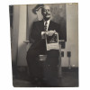 <p>Cardoso Junior - Cardosinho Fotografia original para a Doa&ccedil;&atilde;o dos Artistas Brasileiros em 1944 visando uma exposi&ccedil;&atilde;o de financiamento &agrave; RAF: O objetivo era expor as obras na Royal Academy of Arts e vender as pe&ccedil;as, doando todo o valor arrecadado para o fundo de benevol&ecirc;ncia da RAF durante a Segunda Guerra. Mundial. Retratando Cardoso Junior - Cardosinho Med 30 x 24cm. Relizada por: CARLOS - ESPECIALISADO EM FOTOGRAFIAS TECHINICAS - Ed. REX - 713 Tel: 42-8641 - R. Alvaro Alvim, 33/57 - Rio Sucesso da Exposi&ccedil;&atilde;o: A exposi&ccedil;&atilde;o passou por sete cidades brit&acirc;nicas (incluindo Londres, Manchester e Edimburgo) e vendeu 80 obras, ajudando financeiramente a aeron&aacute;utica inglesa. O Ato de Solidariedade: Em 1944, os artistas modernistas brasileiros enviaram, de navio, 168 pinturas e desenhos para Londres como presente e gesto de apoio &agrave; Inglaterra. A exposi&ccedil;&atilde;o brasileira de 1944 foi considerada uma arma diplom&aacute;tica cultural de grande impacto em plena guerra. A doa&ccedil;&atilde;o e o envolvimento de artistas durante a Segunda Guerra Mundial n&atilde;o se limitaram apenas a recursos financeiros, mas abrangeram uma intensa mobiliza&ccedil;&atilde;o cultural, art&iacute;stica e humanit&aacute;ria. O contexto foi marcado como resist&ecirc;ncia &agrave; propaganda nazista, apoio aos Aliados</p>