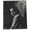<p>Edith Behring Fotografia original para a Doa&ccedil;&atilde;o dos Artistas Brasileiros em 1944 visando uma exposi&ccedil;&atilde;o de financiamento &agrave; RAF: O objetivo era expor as obras na Royal Academy of Arts e vender as pe&ccedil;as, doando todo o valor arrecadado para o fundo de benevol&ecirc;ncia da RAF durante a Segunda Guerra. Mundial. Retratando Edith Behring Med 30 x 24cm. Relizada por: CARLOS - ESPECIALISADO EM FOTOGRAFIAS TECHINICAS - Ed. REX - 713 Tel: 42-8641 - R. Alvaro Alvim, 33/57 - Rio Sucesso da Exposi&ccedil;&atilde;o: A exposi&ccedil;&atilde;o passou por sete cidades brit&acirc;nicas (incluindo Londres, Manchester e Edimburgo) e vendeu 80 obras, ajudando financeiramente a aeron&aacute;utica inglesa. O Ato de Solidariedade: Em 1944, os artistas modernistas brasileiros enviaram, de navio, 168 pinturas e desenhos para Londres como presente e gesto de apoio &agrave; Inglaterra. A exposi&ccedil;&atilde;o brasileira de 1944 foi considerada uma arma diplom&aacute;tica cultural de grande impacto em plena guerra. A doa&ccedil;&atilde;o e o envolvimento de artistas durante a Segunda Guerra Mundial n&atilde;o se limitaram apenas a recursos financeiros, mas abrangeram uma intensa mobiliza&ccedil;&atilde;o cultural, art&iacute;stica e humanit&aacute;ria. O contexto foi marcado como resist&ecirc;ncia &agrave; propaganda nazista, apoio aos Aliados</p>