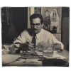 <p>Roberto Burle Marx Fotografia original para a Doa&ccedil;&atilde;o dos Artistas Brasileiros em 1944 visando uma exposi&ccedil;&atilde;o de financiamento &agrave; RAF: O objetivo era expor as obras na Royal Academy of Arts e vender as pe&ccedil;as, doando todo o valor arrecadado para o fundo de benevol&ecirc;ncia da RAF durante a Segunda Guerra. Mundial. Retratando Roberto Burle Marx Med 30 x 24cm. Relizada por: CARLOS - ESPECIALISADO EM FOTOGRAFIAS TECHINICAS - Ed. REX - 713 Tel: 42-8641 - R. Alvaro Alvim, 33/57 - Rio Sucesso da Exposi&ccedil;&atilde;o: A exposi&ccedil;&atilde;o passou por sete cidades brit&acirc;nicas (incluindo Londres, Manchester e Edimburgo) e vendeu 80 obras, ajudando financeiramente a aeron&aacute;utica inglesa. O Ato de Solidariedade: Em 1944, os artistas modernistas brasileiros enviaram, de navio, 168 pinturas e desenhos para Londres como presente e gesto de apoio &agrave; Inglaterra. A exposi&ccedil;&atilde;o brasileira de 1944 foi considerada uma arma diplom&aacute;tica cultural de grande impacto em plena guerra. A doa&ccedil;&atilde;o e o envolvimento de artistas durante a Segunda Guerra Mundial n&atilde;o se limitaram apenas a recursos financeiros, mas abrangeram uma intensa mobiliza&ccedil;&atilde;o cultural, art&iacute;stica e humanit&aacute;ria. O contexto foi marcado como resist&ecirc;ncia &agrave; propaganda nazista, apoio aos Aliados</p>