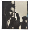 <p>Maria Martins Fotografia original para a Doa&ccedil;&atilde;o dos Artistas Brasileiros em 1944 visando uma exposi&ccedil;&atilde;o de financiamento &agrave; RAF: O objetivo era expor as obras na Royal Academy of Arts e vender as pe&ccedil;as, doando todo o valor arrecadado para o fundo de benevol&ecirc;ncia da RAF durante a Segunda Guerra. Mundial. Retratando Maria Martins Med 30 x 24cm. Relizada por: CARLOS - ESPECIALISADO EM FOTOGRAFIAS TECHINICAS - Ed. REX - 713 Tel: 42-8641 - R. Alvaro Alvim, 33/57 - Rio Sucesso da Exposi&ccedil;&atilde;o: A exposi&ccedil;&atilde;o passou por sete cidades brit&acirc;nicas (incluindo Londres, Manchester e Edimburgo) e vendeu 80 obras, ajudando financeiramente a aeron&aacute;utica inglesa. O Ato de Solidariedade: Em 1944, os artistas modernistas brasileiros enviaram, de navio, 168 pinturas e desenhos para Londres como presente e gesto de apoio &agrave; Inglaterra. A exposi&ccedil;&atilde;o brasileira de 1944 foi considerada uma arma diplom&aacute;tica cultural de grande impacto em plena guerra. A doa&ccedil;&atilde;o e o envolvimento de artistas durante a Segunda Guerra Mundial n&atilde;o se limitaram apenas a recursos financeiros, mas abrangeram uma intensa mobiliza&ccedil;&atilde;o cultural, art&iacute;stica e humanit&aacute;ria. O contexto foi marcado como resist&ecirc;ncia &agrave; propaganda nazista, apoio aos Aliados</p>
