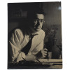 <p>Frank Schaeffer Fotografia original para a Doa&ccedil;&atilde;o dos Artistas Brasileiros em 1944 visando uma exposi&ccedil;&atilde;o de financiamento &agrave; RAF: O objetivo era expor as obras na Royal Academy of Arts e vender as pe&ccedil;as, doando todo o valor arrecadado para o fundo de benevol&ecirc;ncia da RAF durante a Segunda Guerra. Mundial. Retratando Frank Schaeffer Med 30 x 24cm. Relizada por: CARLOS - ESPECIALISADO EM FOTOGRAFIAS TECHINICAS - Ed. REX - 713 Tel: 42-8641 - R. Alvaro Alvim, 33/57 - Rio Sucesso da Exposi&ccedil;&atilde;o: A exposi&ccedil;&atilde;o passou por sete cidades brit&acirc;nicas (incluindo Londres, Manchester e Edimburgo) e vendeu 80 obras, ajudando financeiramente a aeron&aacute;utica inglesa. O Ato de Solidariedade: Em 1944, os artistas modernistas brasileiros enviaram, de navio, 168 pinturas e desenhos para Londres como presente e gesto de apoio &agrave; Inglaterra. A exposi&ccedil;&atilde;o brasileira de 1944 foi considerada uma arma diplom&aacute;tica cultural de grande impacto em plena guerra. A doa&ccedil;&atilde;o e o envolvimento de artistas durante a Segunda Guerra Mundial n&atilde;o se limitaram apenas a recursos financeiros, mas abrangeram uma intensa mobiliza&ccedil;&atilde;o cultural, art&iacute;stica e humanit&aacute;ria. O contexto foi marcado como resist&ecirc;ncia &agrave; propaganda nazista, apoio aos Aliados</p>