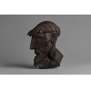 <p>SERGIO CAMPOS (D'après PORTINARI autorizado pelo Projeto Portinari) MED: 66 X 47 X 12 006/100 Técnica: Escultura em bronze Procedência Galeria Dom Quixote - Rio de Janeiro Esta é a “Cabeça de São Francisco de Assis” em bronze, do escultor mineiro Sérgio Campos, 1943–2014, baseada nos estudos sacros de Candido Portinari. Peça autorizada pelo Projeto Portinari, parte do mesmo conjunto que inclui “Menina Chorando”, “Menina com Guarda-Chuva” e “Meninos Soltando Pipas”. Portinari pintou São Francisco várias vezes entre 1935–1955. O santo aparece em murais, painéis e estudos, sempre com tonsura, barba, perfil ascético e expressão mística. O mais famoso é o “São Francisco de Assis”, 1946, do MASP. Campos se baseia nessa iconografia portinariana: nariz reto, testa alta, barba esculpida em linhas, corte franciscano.</p> <p>SERGIO CAMPOS (D'après PORTINARI autorizado pelo Projeto Portinari) MED: 66 X 47 X 12 006/100 Técnica: Escultura em bronze Procedência Galeria Dom Quixote - Rio de Janeiro Esta é a “Cabeça de São Francisco de Assis” em bronze, do escultor mineiro Sérgio Campos, 1943–2014, baseada nos estudos sacros de Candido Portinari. Peça autorizada pelo Projeto Portinari, parte do mesmo conjunto que inclui “Menina Chorando”, “Menina com Guarda-Chuva” e “Meninos Soltando Pipas”. Portinari pintou São Francisco várias vezes entre 1935–1955. O santo aparece em murais, painéis e estudos, sempre com tonsura, barba, perfil ascético e expressão mística. O mais famoso é o “São Francisco de Assis”, 1946, do MASP. Campos se baseia nessa iconografia portinariana: nariz reto, testa alta, barba esculpida em linhas, corte franciscano.</p>