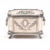 <p>Bela caixa porta jóias em prata de lei contrastada 833, com alças laterais trabalhada representando cabeça de leão, na tampa na parte central com um brasão em relevo. 10 cm alt, 15 x 13 cm.</p>
