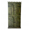 <p>Antigo armário rústico, em madeira entalhada e patinada em verde - 196 cm alt, 97 x 30 cm.</p>