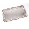 <p>Bandeja em prata de lei 835 repuxada e cinzelada, com borda decorada com motivos florais. 48 x 28 cm.</p>