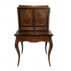 <p>BOULLE - Escrivaninha finamente trabalhada em dois corpos apliques de bronze. França Sec XIX. 130 cm alt, 77 x 48 cm.</p>