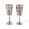 <p>Par de copinhos para licor em prata com decoração em niello, Rússia, pós-1958. Dimensões: 10 cm de altura x 4 cm de diâmetro (cada).</p>
