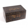 <p>Caixa em madeira laqueada de preto, com decoração dourada representando cena do cotidiano. China, final do século XIX. Dimensões: 11 cm de altura; 22 x 15 cm.</p>