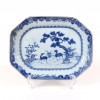 <p>Travessa sextavada em porcelana, com paisagem representando cervos sob uma árvore. China, séc. XIX. Dimensões: 35 x 27 cm.</p>