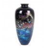 <p>Suntuoso vaso japonês de cloisonné, de forma ovóide alongada, com fundo em esmalte preto polido. A decoração central apresenta um dragão serpenteando entre ondas revoltas, em composição dinâmica e detalhada. O dragão é esmaltado em tons de vermelho, dourado e verde, com escamas e detalhes em fio de cobre minuciosamente aplicados, destacando-se sobre o mar azul profundo e a espuma branca das ondas. O contraste vibrante dos esmaltes sobre o fundo negro confere grande impacto visual à peça. Produção japonesa de alta qualidade, datável do período Showa médio (c. 1940-1960), possivelmente oficina Ando. 25 cm alt.</p>