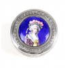 <p>Bela caixa de rapé em prata francesa contraste cabeça de minerva, tampa com esmalte representando figura feminina. 3 cm alt, 7 cm diâm.</p>