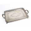 <p>Grande bandeja em prata de lei 800 com borda fenestrada, e alças laterais decorada com flores. 55 x 37 cm.</p>