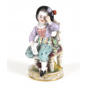 <p>Delicada escultura em porcelana austríaca, representando criança sentada na cadeira, 12 cm alt.</p>