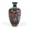 <p>Gracioso vaso japonês de cloisonné, de pequenas dimensões, com corpo bojudo e pescoço curto, levemente afunilado. A peça apresenta fundo em esmalte preto com decoração em painéis geométricos, preenchidos com flores estilizadas em esmaltes coloridos, nos tons de azul, amarelo, verde e branco, entrelaçados com arabescos dourados. Um friso horizontal em esmalte vermelho escuro, decorado com pequenos círculos e folhas, atravessa o corpo do vaso, criando uma divisão harmoniosa no desenho. Pescoço e base com detalhes em azul celeste. Produção japonesa do início do século XX (c. 1920-1930), representando o estilo mais popular de cloisonné “export ware”. 15,5 cm.</p>