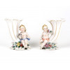 <p>Dresden, par de cornucópia em porcelana alemã, decorado com figuras de putos e flores. 14 cm alt. Sec XIX (Necessita Restauro).</p>