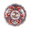 <p>Prato em porcelana oriental, com rico trabalho em esmalte decorado com motivos vegetais. 18 cm diâm.</p>