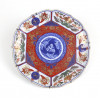 <p>Belo prato em porcelana oriental, com rico trabalho em esmalte e dourado, decorado com flores e figuras geométricas. 25 cm diâm.</p>