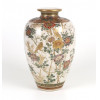 <p>Imponente vaso de porcelana Satsuma de formato ov&oacute;ide, com borda e base circulares, ricamente decorado com esmaltes policromados e abundantes detalhes em dourado. A pe&ccedil;a apresenta uma cena de jardim repleto de flores de cris&acirc;ntemo (kiku) e bambus entrela&ccedil;ados, com aves em repouso nos galhos, em uma composi&ccedil;&atilde;o que remete &agrave; est&eacute;tica da natureza serena japonesa. O fundo em tom marfim pontilhado de craquel&ecirc;, t&iacute;pico das produ&ccedil;&otilde;es de exporta&ccedil;&atilde;o do final do s&eacute;culo XIX, real&ccedil;a o refinamento do trabalho em dourado, aplicado com extrema delicadeza nos contornos florais, nas penas das aves e nas reservas geom&eacute;tricas da borda superior. A base do vaso ostenta a marca Shimada-zō, indicando a autoria do ateli&ecirc; Shimada, tradicional da escola de Satsuma. Acima da inscri&ccedil;&atilde;o, o bras&atilde;o do cl&atilde; Shimazu autentica a origem da pe&ccedil;a na prov&iacute;ncia de Kagoshima. Per&iacute;odo: Final Meiji &ndash; in&iacute;cio Taisho (circa 1890-1920) - Satsuma, Jap&atilde;o &ndash; Ateli&ecirc; Shimada - 24 cm alt.</p>