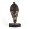 <p>Mascara Africana em madeira lavrada e policromada .</p>