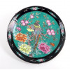 <p>Belo prato em porcelana oriental, com rica decoração em esmalte na parte central decorado com dois faisões rodeados por flores, e borda escurecida. 28 cm diâm.</p>