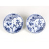 <p>Par de pratos em porcelana esmaltada. Blue And White, decorado com cena de figura e vegetação - 24 cm diâm.</p>