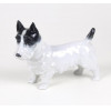 <p>METZLER & ORTLOFF - Alemanha escultura em porcelana representando figura de cachorro - 12 cm alt, 17 x 5 cm.</p>