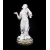 <p>Delicada escultura em porcelana branca, representando figura de mulher com cachos de uva nas mãos, base em esmalte dourado - 22 cm altura (peça com Restauro).</p>