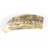 <p>Scrimshaw em resina decorado com entalhe de cena náutica.</p>