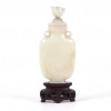 <p>SNUFF BOTTLE - executado em Jade trabalhado, base de madeira. China Sec XIXX - 12 cm alt.</p>