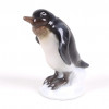 <p>Rosenthal, escultura em porcelana alemã manufatura Rosenthal, com rico trabalho em esmalte representando figura de “Pinguim”. 8 cm alt x 5 cm larg.</p>