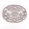 <p>Belo centro de mesa fenestrada com rico trabalho em alto relevo, em prata de lei teor 800 - 5 cm alt, 31 x 23 cm.</p>