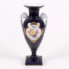<p>Meissen anfora em porcelana esmaltada azul cobalto com trabalho floral na parte central - 25 cm alt.</p>