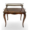 <p>Mesa para chá em madeira com bandeja e detalhes em bronze Ormolu. França Sec XIX - 88 cm alt, 88 x 54 cm.</p>