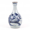 <p>Antigo vaso em porcelana Chinesa nas cores azul e branco com paisagem oriental - 21 cm alt, 11 cm diâm.( No estado)</p>