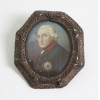 <p>Miniatura representando Frederic segundo - executada sobre marfim - Ass. Ross - ornamentada por moldura em bronze - Europa Séc. XVIII/XIX - 8x 6 cm.</p>