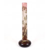 <p>ÉMILE GALLÉ (1846–1904) – Grande vaso em vidro artístico acidado com motivos vegetais, produção Art Nouveau francesa, França, séc. XIX/XX; Gallé foi mestre vidraceiro francês e principal expoente da Art Nouveau, fundador da Escola de Nancy. Dimensões: alt. 75 cm, diâm. 23 cm.</p>