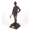 <p>ÉDOUARD DROUT(1859–1945). Escultura de bronze patinado, representando Bombeiro.Le Dévou ement Par DROUT Médaillé au Salon. 47 cm alt. Édouard Drouot (1859–1945) foi um escultor francês conhecido por suas obras em bronze e mármore, com forte presença de temas mitológicos, alegóricos e orientalistas. Seu estilo expressivo e dinâmico mistura elementos do romantismo, Art Nouveau e, em parte, Art Déco. Estudou na École des Beaux-Arts de Paris e expôs regularmente no Salon des Artistes Français, onde recebeu várias premiações. Também participou da competição artística nos Jogos Olímpicos de 1924 em Paris. Suas esculturas são marcadas por movimento, emoção e detalhes anatômicos, sendo hoje muito valorizadas em coleções e leilões de arte.</p>