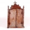 <p>Antigo oratório rústico em madeira entalhada estilo barroco, em formato de fachada de igreja. (Cruz necessita restauro). 60 cm alt, 40 x 17 cm.</p>