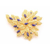 <p>Broche tipo folhas de ouro amarelo 18k, lápis lazúli, iolitas e diamantes. Peso total: 24,9g. Peso aprox. de diamantes: 0,03ct.</p>