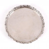 <p>Bandeja redonda em prata de lei, contraste 833 com trabalho de pés de uva na borda - 24 cm diâm</p>