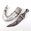 <p>Jambiya tradicional adaga árabe com bainha e empunhadura em prata ricamente trabalhada. 31 cm comp.</p>
