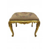 <p>Banqueta em madeira entalhada e dourada, com estofamento em tapeçaria. 54 cm de alt.; 63 x 50 cm.</p> <p>Banqueta em madeira entalhada e dourada, com estofamento em tapeçaria. 54 cm de alt.; 63 x 50 cm.</p>