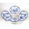 <p>JOHNSON BROS - Jogo de jantar em porcelana inglesa, azul e branca, com trabalho em esmalte na parte central, contendo 12 pratos rasos, 12 pratos fundos, 12 pratos para pão, 1 cremeira, 3 travessas ovais, 1 saladeira e 1 legumeira. Inglaterra, séc. XX.</p> <p>JOHNSON BROS - Jogo de jantar em porcelana inglesa, azul e branca, com trabalho em esmalte na parte central, contendo 12 pratos rasos, 12 pratos fundos, 12 pratos para pão, 1 cremeira, 3 travessas ovais, 1 saladeira e 1 legumeira. Inglaterra, séc. XX.</p>