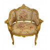 <p>Poltrona clássica em madeira entalhada e dourada, com estofamento em tapeçaria. 91 cm de alt.; 80 x 68 cm.</p> <p>Poltrona clássica em madeira entalhada e dourada, com estofamento em tapeçaria. 91 cm de alt.; 80 x 68 cm.</p>
