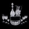 <p>Conjunto de taças em cristal lapidado, contendo 12 taças de champagne, 12 taças de vinho tinto, 12 taças de vinho branco, 12 taças de vinho do Porto, 12 taças para conhaque, 1 jarra e 1 garrafa.</p> <p>Conjunto de taças em cristal lapidado, contendo 12 taças de champagne, 12 taças de vinho tinto, 12 taças de vinho branco, 12 taças de vinho do Porto, 12 taças para conhaque, 1 jarra e 1 garrafa.</p>