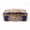 <p>Grande caixa em porcelana esmaltada na tonalidade azul-cobalto, com rico trabalho em esmalte, representando cena mitológica, com borda em fino bronze dourado. França, séc. XIX. 12 cm de alt.; 31 x 23 cm.</p> <p>Grande caixa em porcelana esmaltada na tonalidade azul-cobalto, com rico trabalho em esmalte, representando cena mitológica, com borda em fino bronze dourado. França, séc. XIX. 12 cm de alt.; 31 x 23 cm.</p>