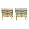 <p>Par de mesas de cabeceira em madeira, com ornamentação em relevo no estilo clássico, acabamento patinado e dourado, e tampo de mármore. 63 x 75 x 42 cm.</p> <p>Par de mesas de cabeceira em madeira, com ornamentação em relevo no estilo clássico, acabamento patinado e dourado, e tampo de mármore. 63 x 75 x 42 cm.</p>